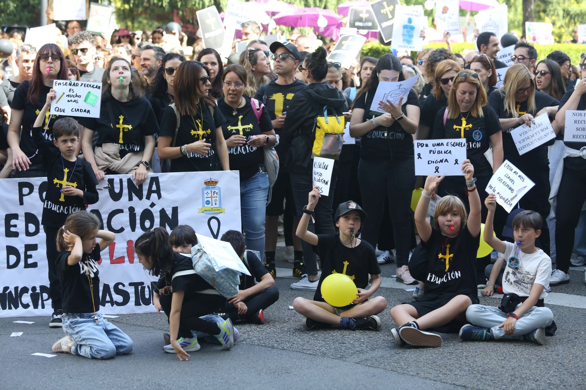 Masiva concentración de los docentes en Oviedo