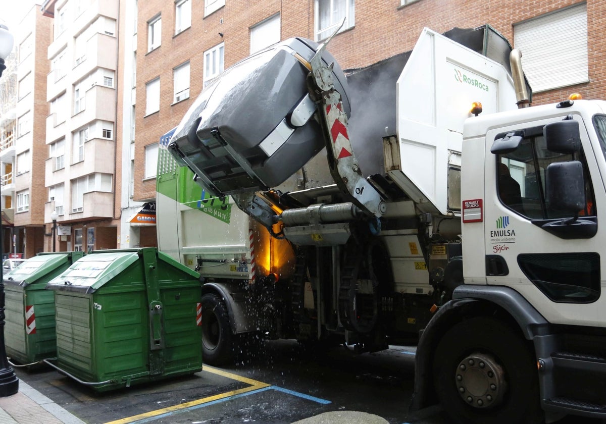 Un camión de Emulsa, recogiendo la basura.
