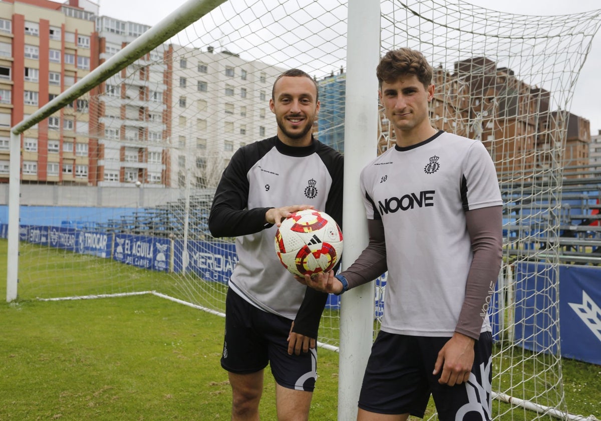 Álvaro Santamaría y Javi Cueto, goleadores en Majadahonda, posan en una portería del Suárez Puerta.