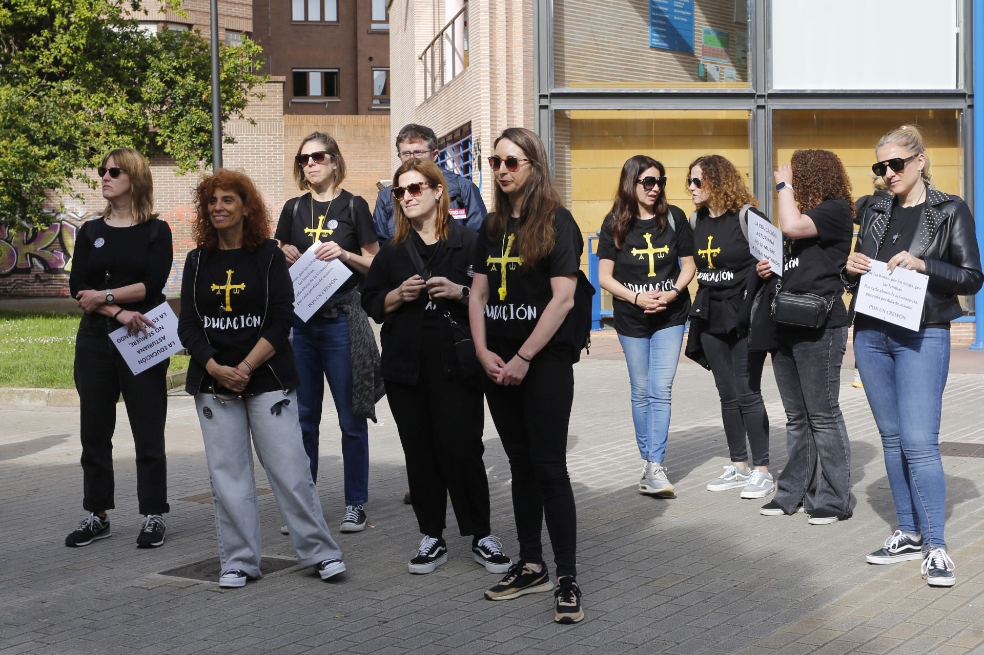 «Menos burocracia, más docencia»: así se vivió la protesta educativa en Gijón