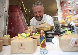 Jacinto Rama y el pastel que homenajea al peregrino.