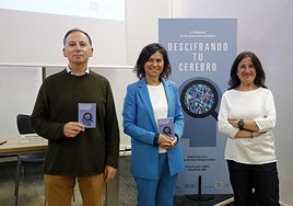 Manolo González, Montserrat López Moro y Henar Díez, en la presentación de las jornadas de divulgación científica.