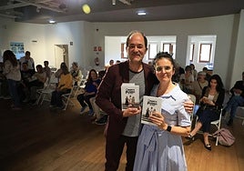 El actor y presentador Alberto Rodríguez junto a la escritora Leticia González posancon el libro 'Catorce peldaños de madera'