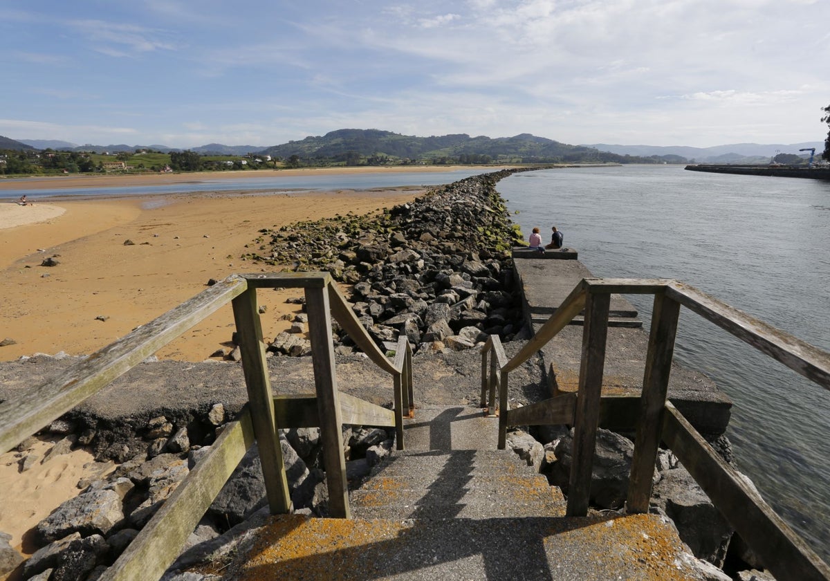 Villaviciosa se prepara para el verano: 14.000 metros cuadrados desbrozados junto a las playas