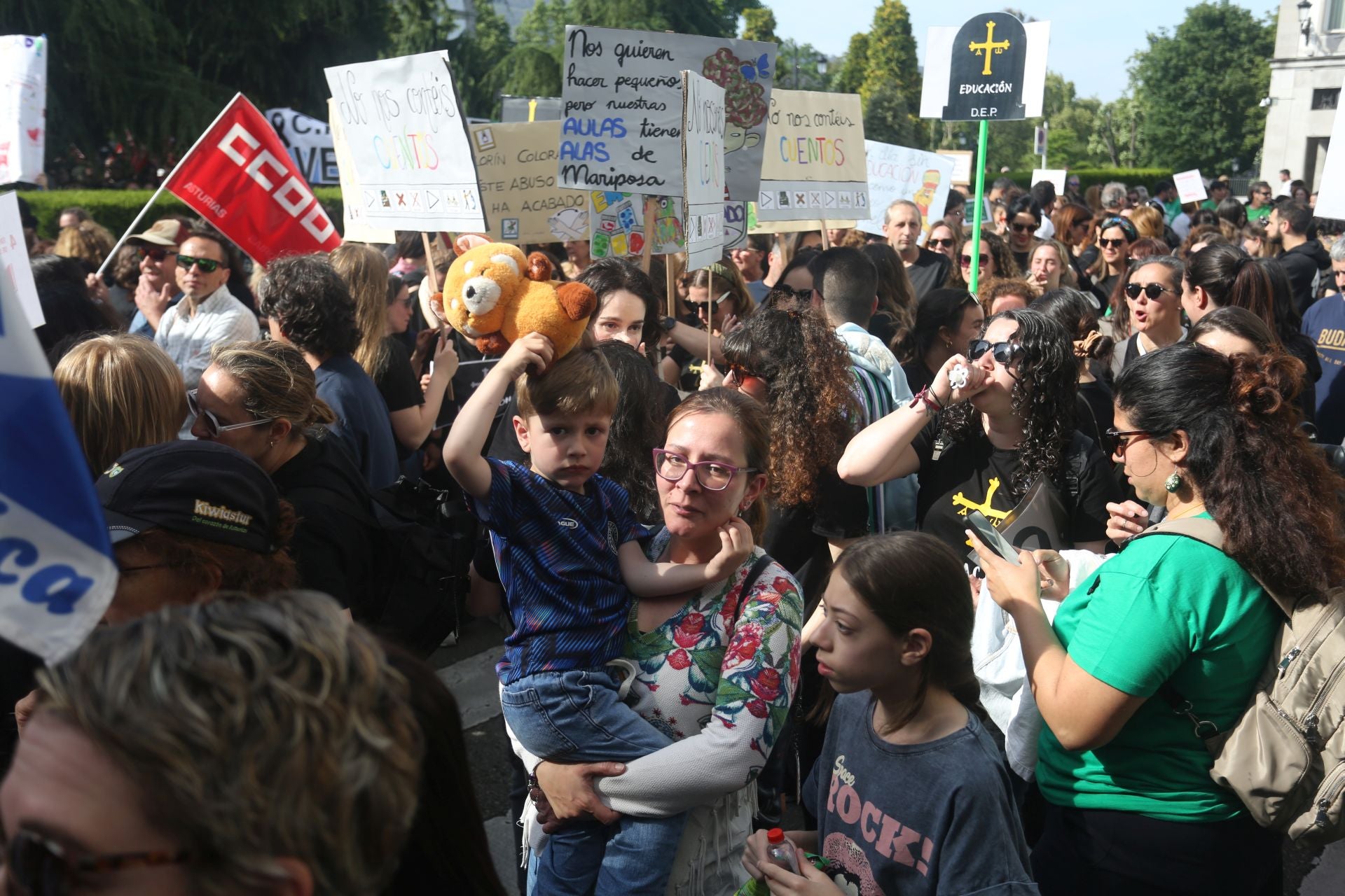 Masiva concentración de los docentes en Oviedo