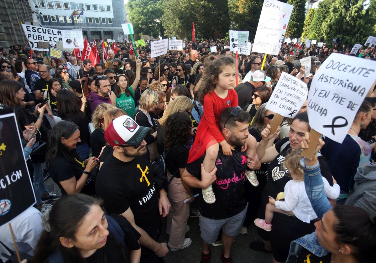 Masiva concentración de los docentes en Oviedo