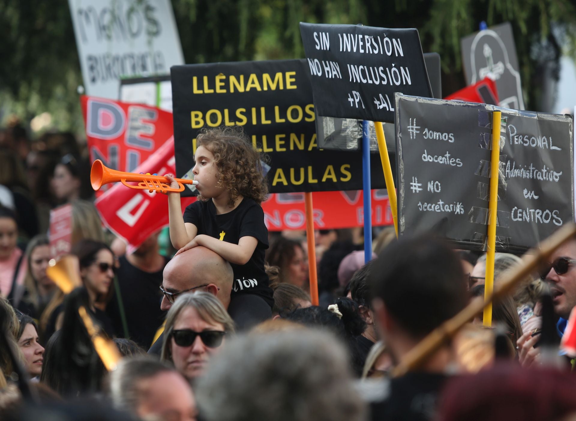 Masiva concentración de los docentes en Oviedo