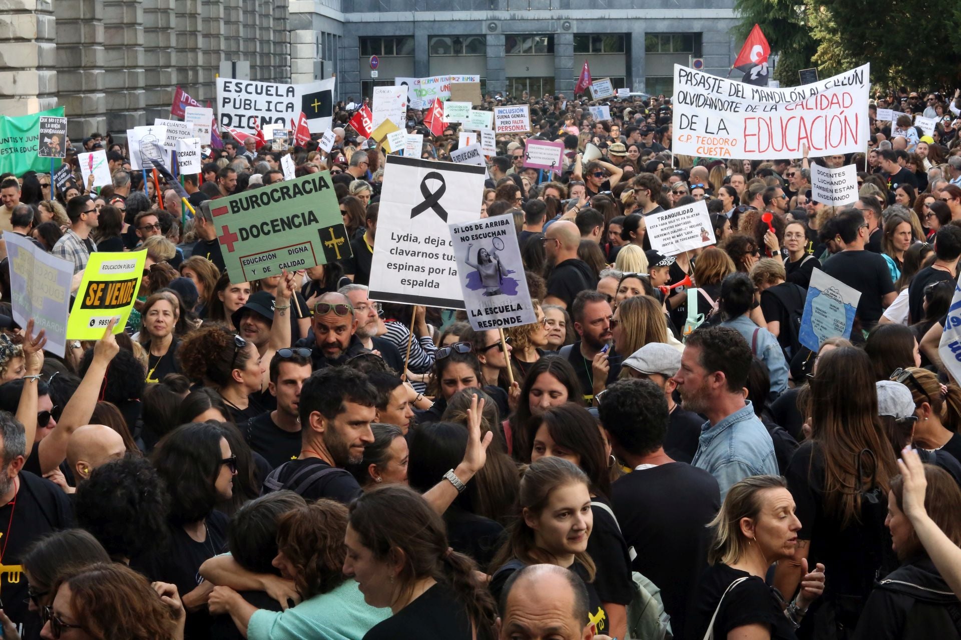 Masiva concentración de los docentes en Oviedo