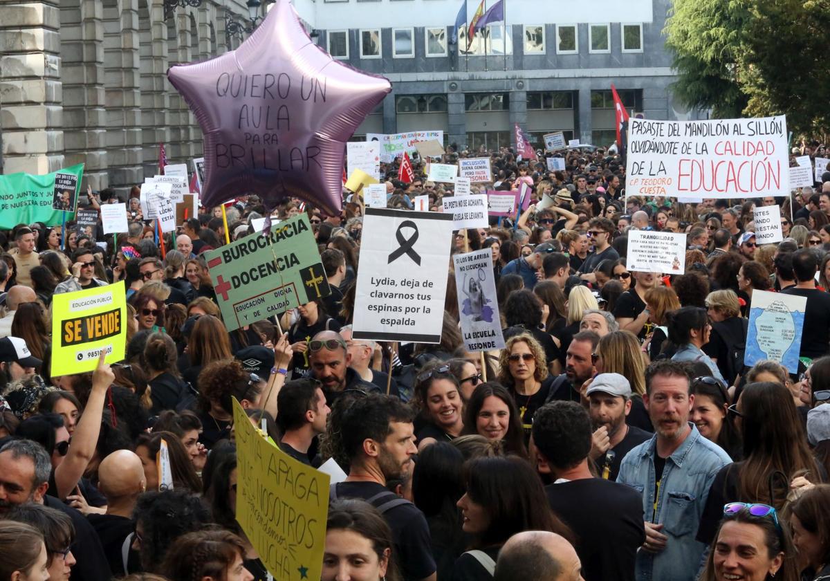Manifestantes en la protesta en Oviedo convocada en defensa de la educación pública.