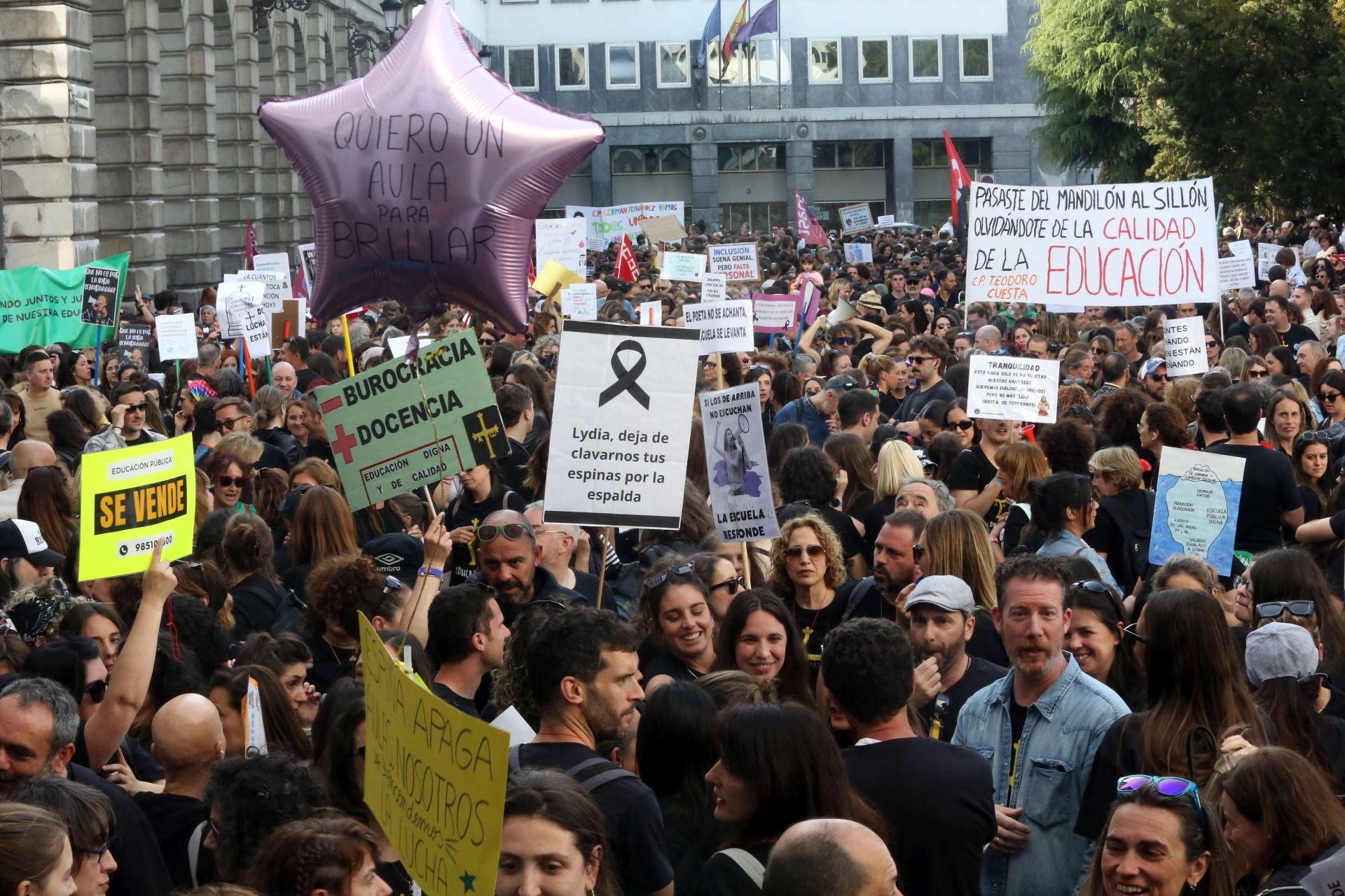 Masiva concentración de los docentes en Oviedo