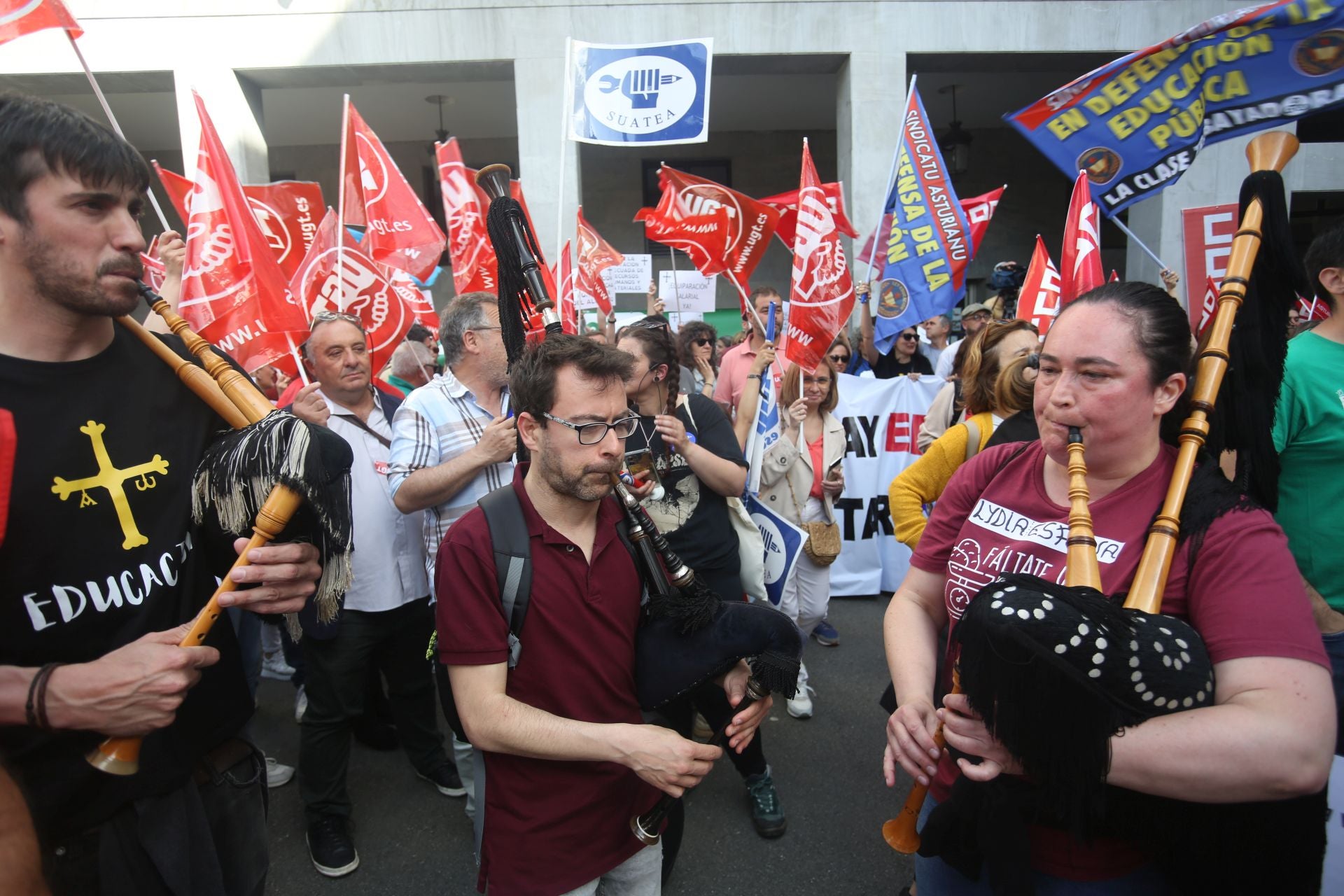 Masiva concentración de los docentes en Oviedo