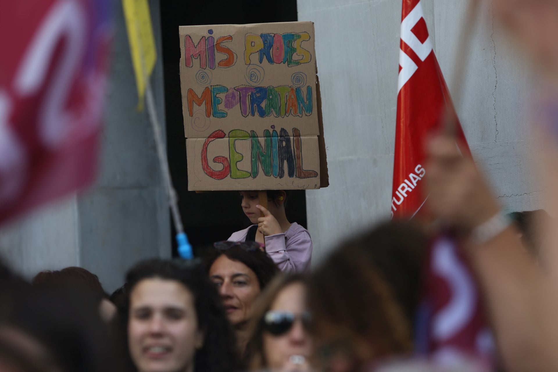Masiva concentración de los docentes en Oviedo