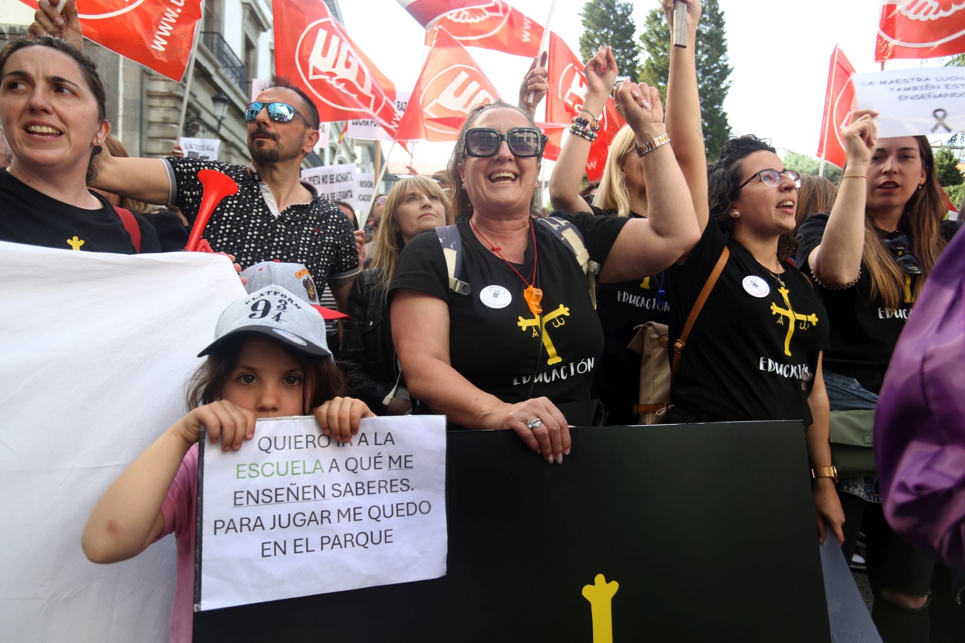 Masiva concentración de los docentes en Oviedo