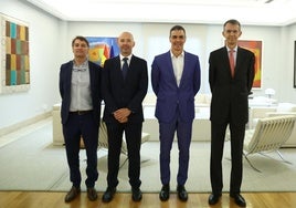 Pedro Sánchez, con los responsables de InnoEnergy en la Moncloa.