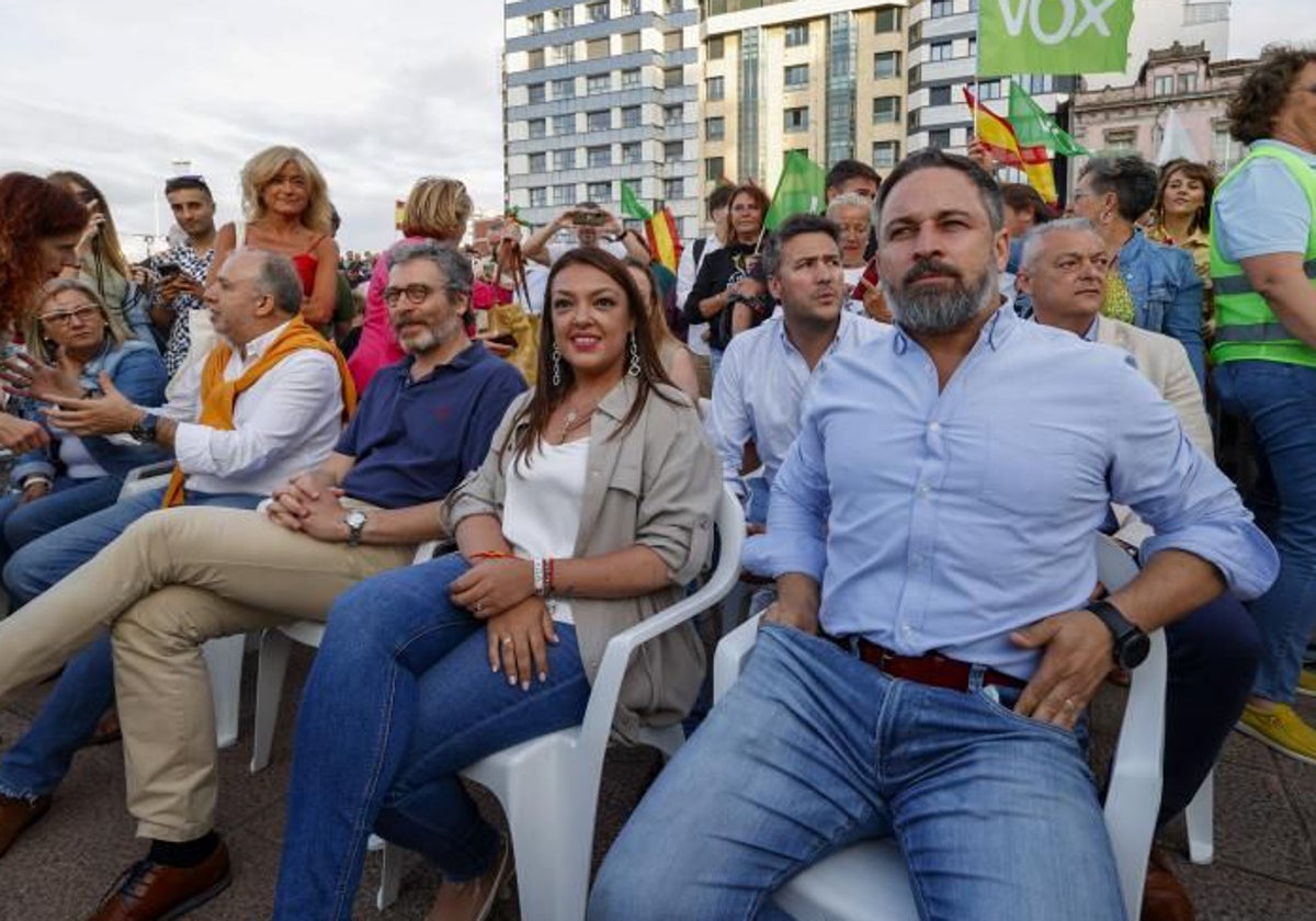 Carolina López junto a Santiago Abascal, en un mitin en Gijón.