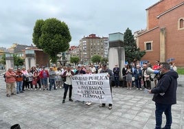 Los vecinos del Nalón protestando ante el centro de salud de La Felguera