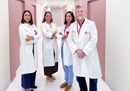 En la imagen, Lucía Díaz (jefa de Enfermería), Covadonga Monte, directora asistencial; Anais Cueto (enfermera), y Eduardo Carreño, jefe de la Unidad de Adicciones del Hospital Ribera Covadonga de Gijón.
