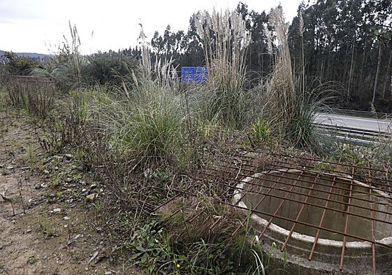 Uno de los pozos drenantes ejecutados como solución inicial, con el tráfico de la 'Y' al fondo. El nuevo enfoque los obturará y opta por tender más el talud.