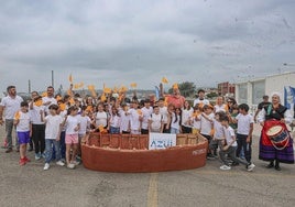 Los alumnos del colegio público Marcelo Gago con su chalana.