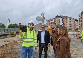 Un operario de la empresa adjudicataria muestra el nuevo sistema.