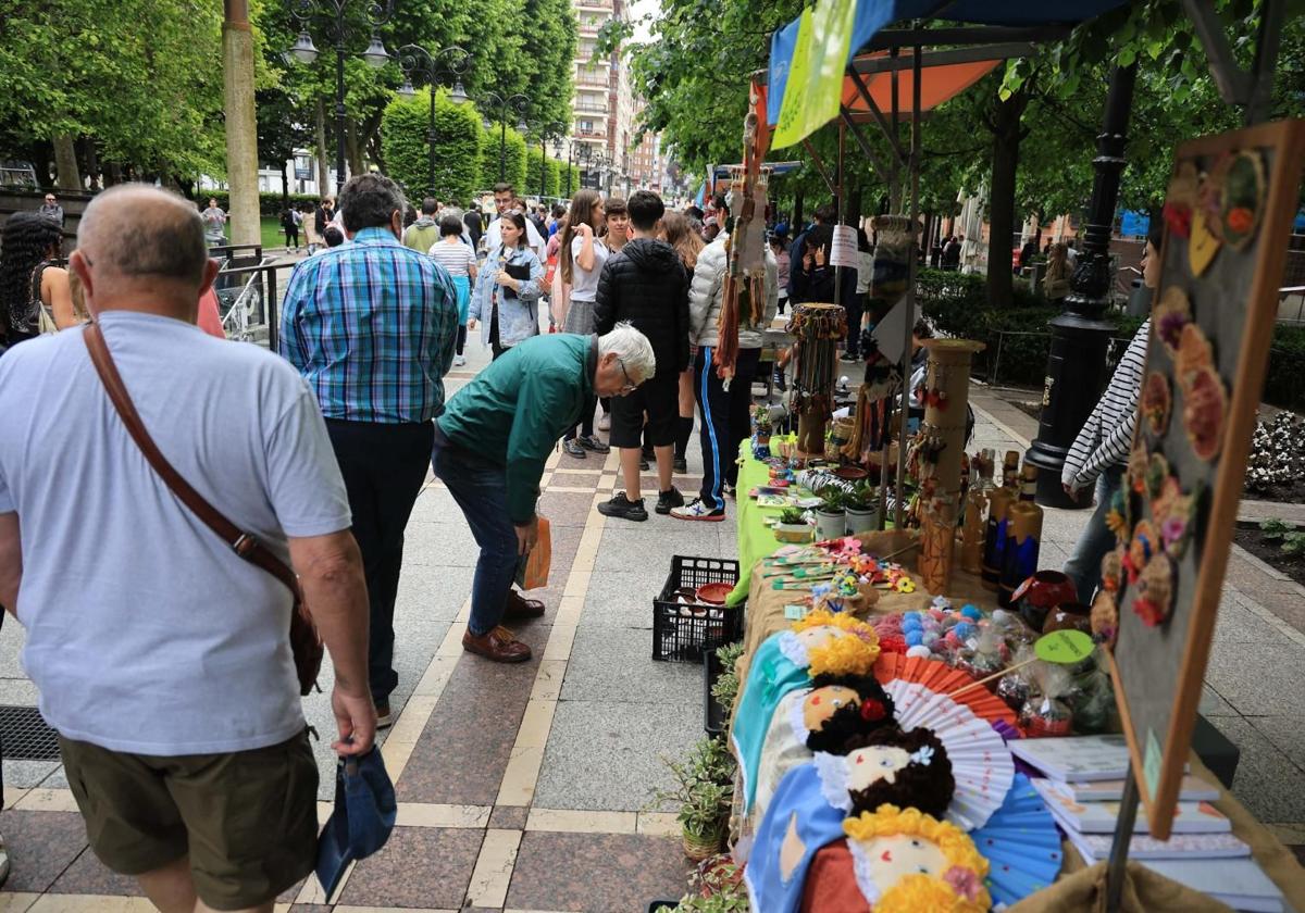 Uno de los puestos del mercadillo escolar del paseo de Begoña.