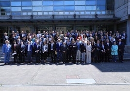 Foto de familia en el acto de toma de posesión celebrado en el campus de Mieres