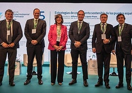 Alfonso Peña, director de la Autoridad Portuaria de Huelva; Carlos Botana, presidente de la Autoridad Portuaria de Vigo; Nieves Roqueñí, presidenta de la Autoridad Portuaria de Gijón; Juan Antonio Patrón, jefe de Desarrollo Sostenible de la Autoridad Portuaria de la Bahía de Algeciras; Rafael Carmona, presidente de la Autoridad Portuaria de Sevilla, y Martín Fernández, presidente de la Autoridad Portuaria de A Coruña.
