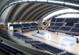 El Palacio de los Deportes ya luce como nuevo con la pista instalada.