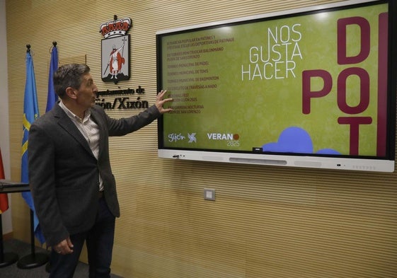 El concejal de Deportes y Educación del Ayuntamiento de Gijón, Jorge Pañeda, en la presentación del programa 'Nos gusta hacer deporte' del Patronato Deportivo Municipal.