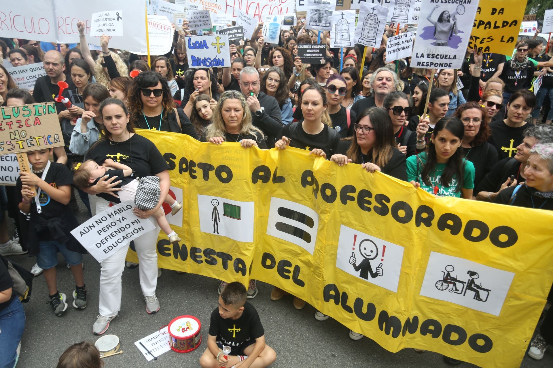 Nueva jornada de reinvindicaciones por la Educación en Asturias: los mensajes de la protesta docente