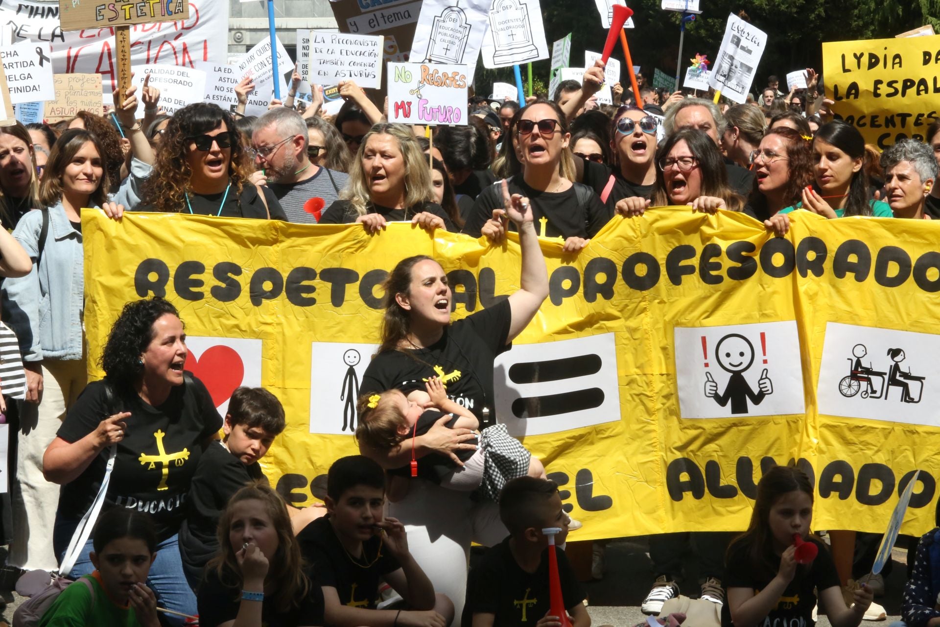 Nueva jornada de reinvindicaciones por la Educación en Asturias: los mensajes de la protesta docente