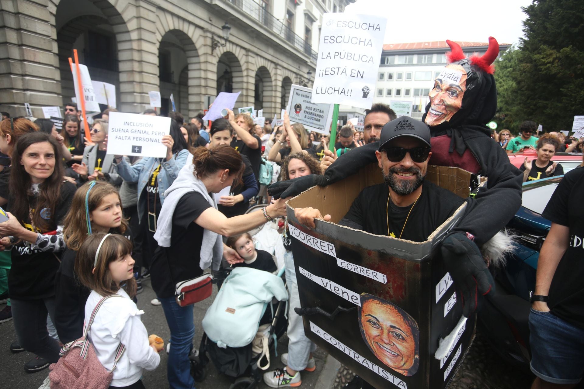 Nueva jornada de reinvindicaciones por la Educación en Asturias: los mensajes de la protesta docente