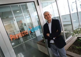 José Luis Pérez-Espinosa González-Lobón en la sede de Proyecto Hombre, en el Natahoyo, Gijón.