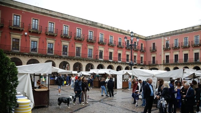 Imagen después - Blanco o rojo, ¿qué color prefieren los gijoneses para su plaza Mayor?