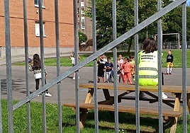 Una profesora vigila a un grupo de niños en el patio, durante la jornada de huelga de ayer.
