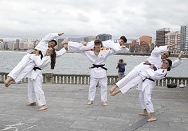 Los seis judokas en el Campo Valdés, con el Mar Cantábrico al fondo.