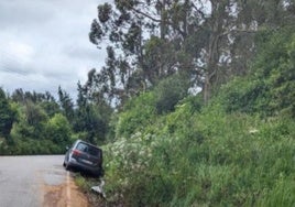 El vehículo accidentado en La Fuente, en Entreviñas.