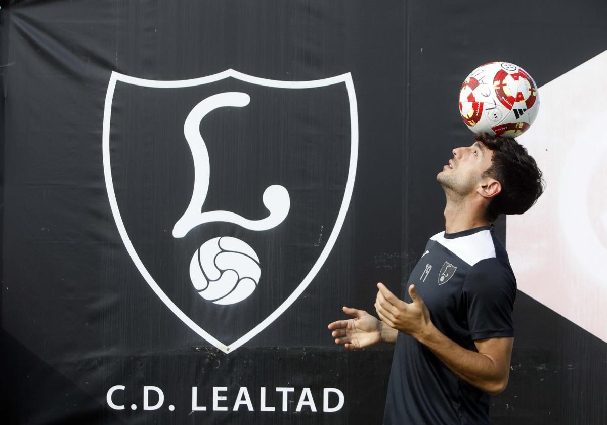 Samu Yerpes, jugador del Lealtad, controla el balón con la cabeza minutos antes de comenzar la sesión de entrenamiento de este jueves.