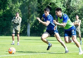 Santiago Colombatto y David Costas pugnan por un balón en el entrenamiento de ayer.