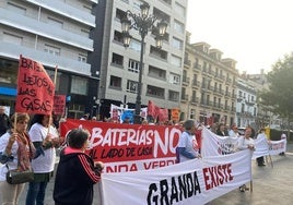 Los vecinos de Granda mostrando su rechazo al parque de baterías aprobado junto a sus casas