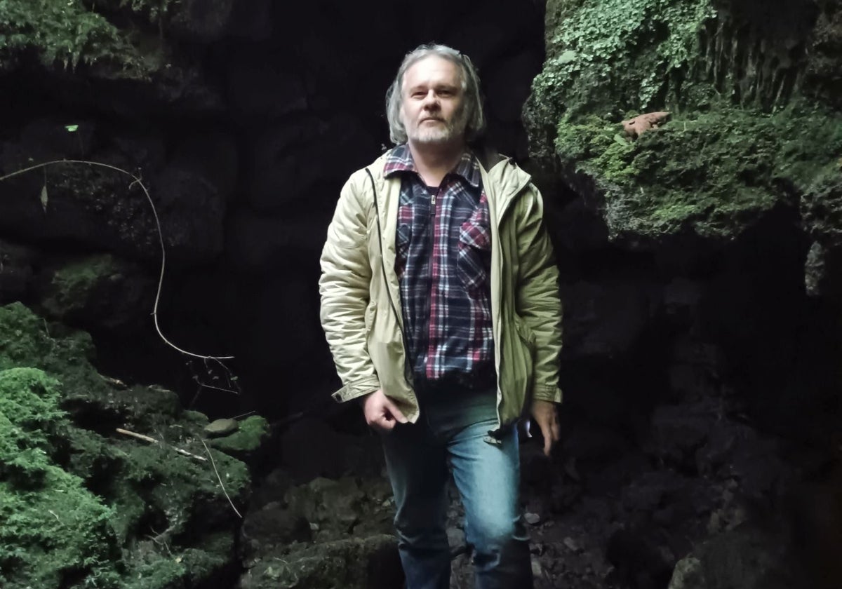 El arqueólogo Iván Muñiz en la ciudad del agua de Valdediós.