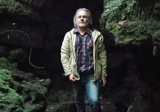 El arqueólogo Iván Muñiz en la ciudad del agua de Valdediós.