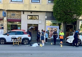 Sanitarios y policías locales atienden al motorista herido.