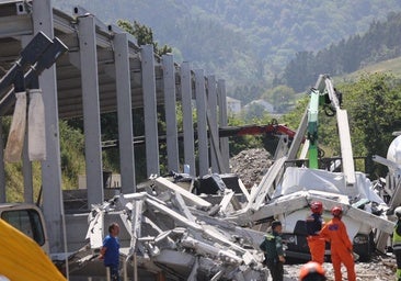 Fotos: el derrumbe de una nave en Coaña que deja tres víctimas mortales