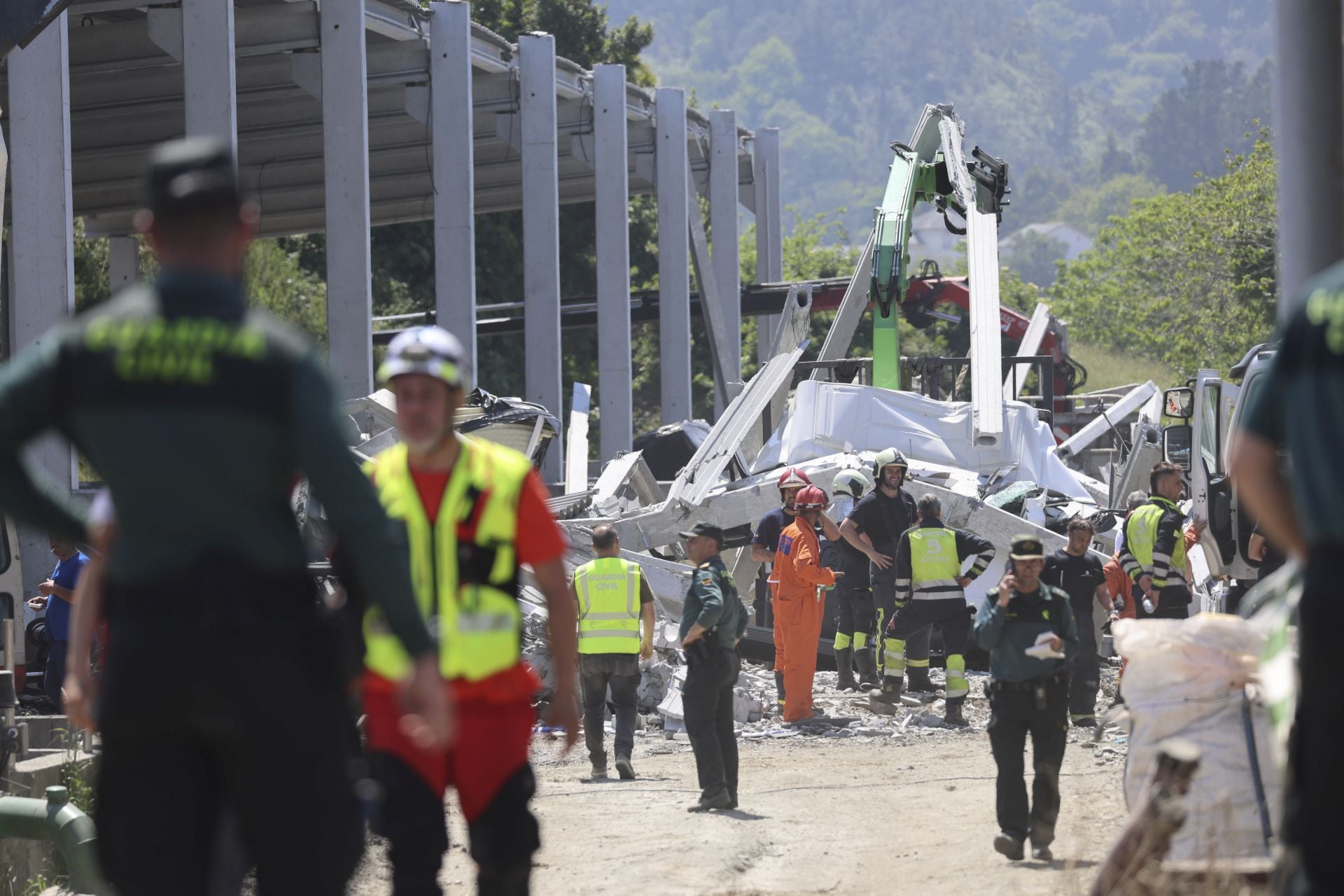 Las imágenes del grave accidente laboral en Coaña