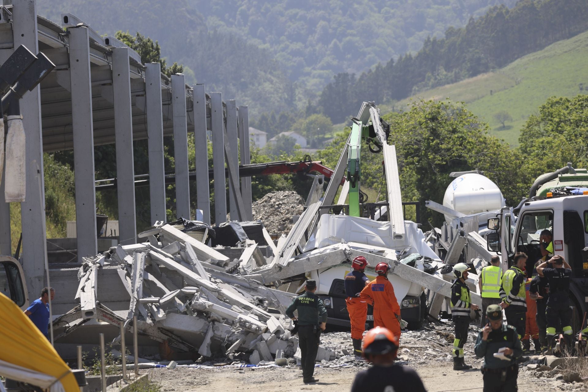 Las imágenes del grave accidente laboral en Coaña