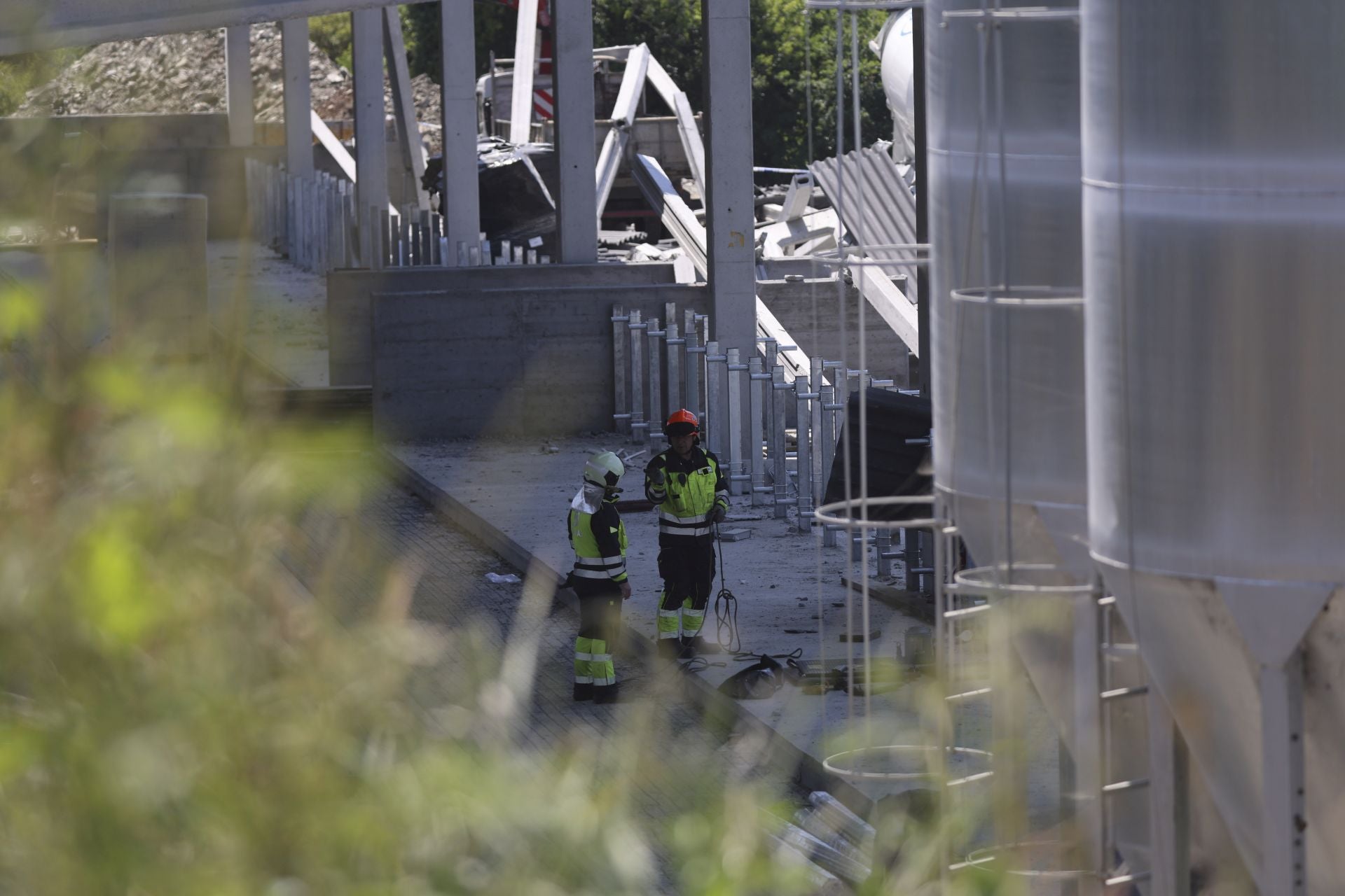 Las imágenes del grave accidente laboral en Coaña