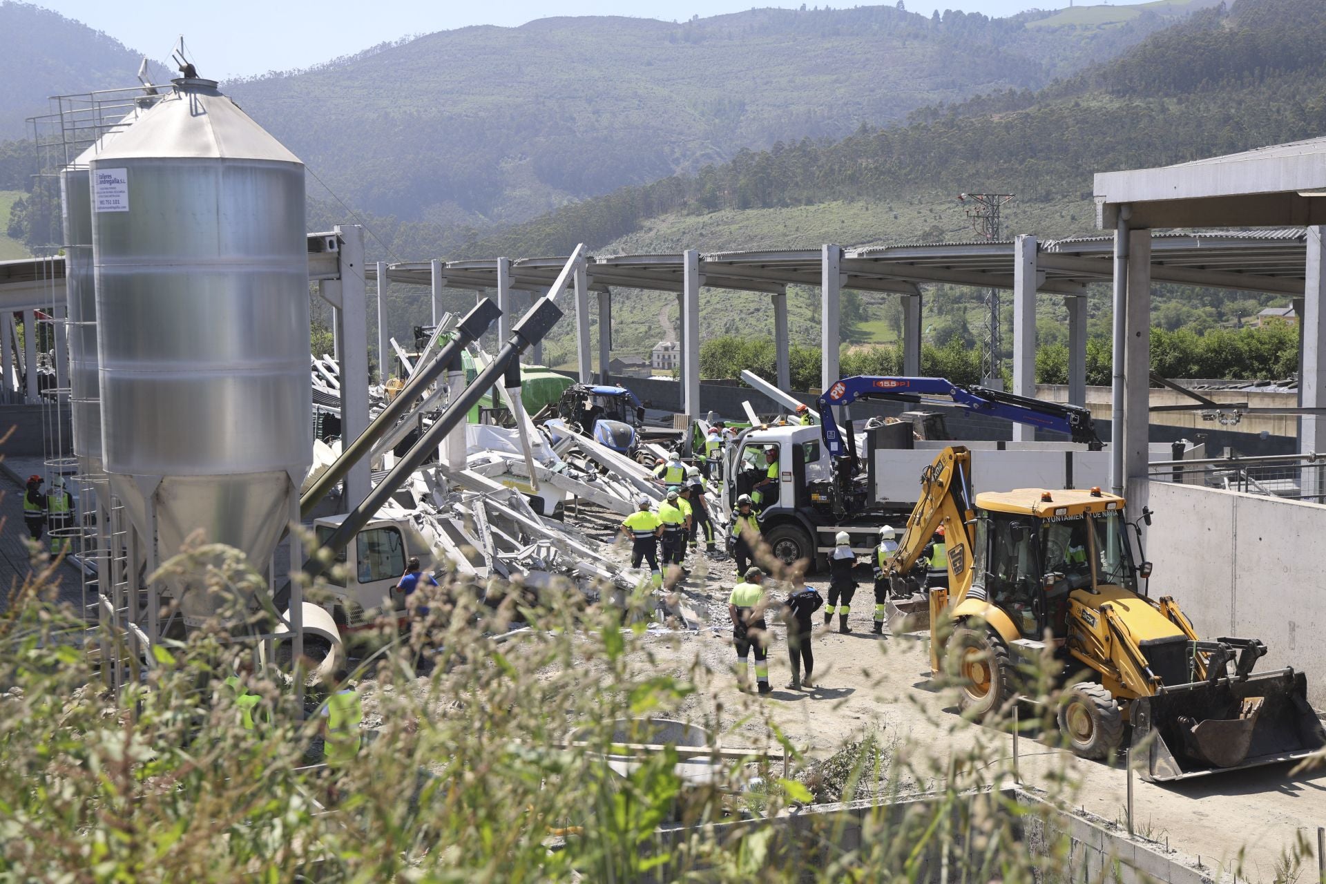 Las imágenes del grave accidente laboral en Coaña