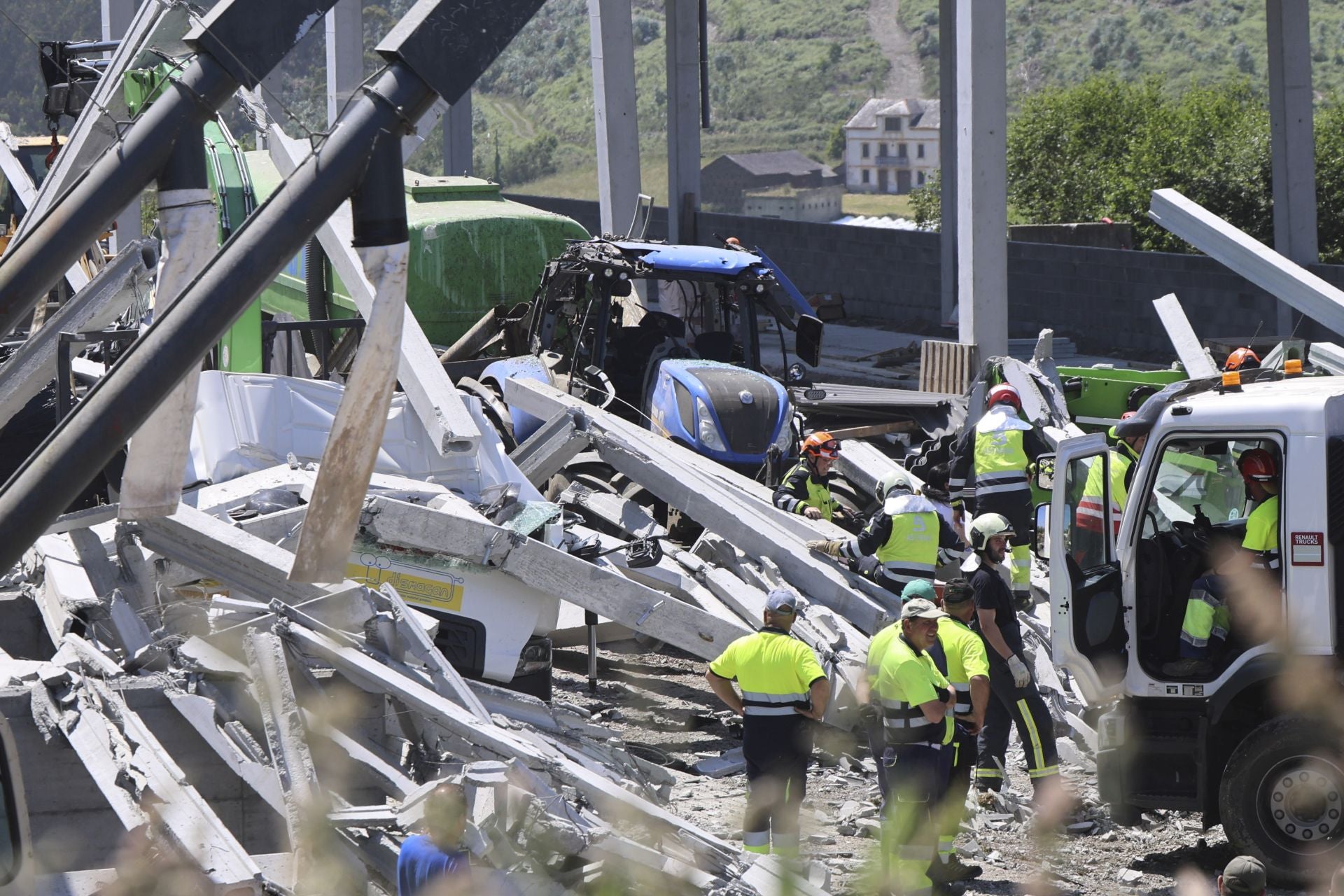 Las imágenes del grave accidente laboral en Coaña