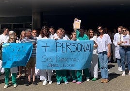 Profesionales del hospital mierense Álvarez Buylla concentrados para evitrar su actual «precariedad laboral»